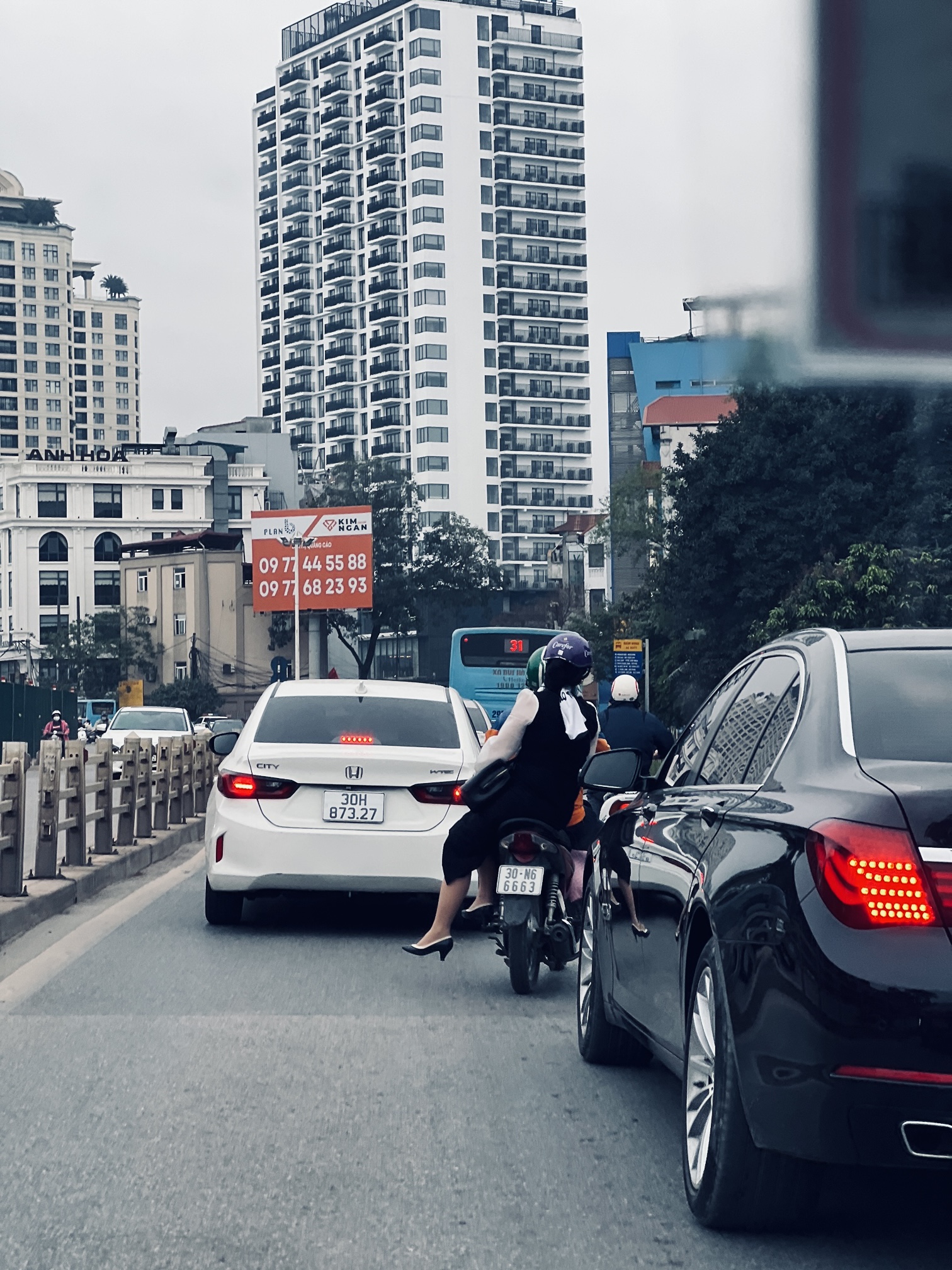 ベトナム・ハノイにて　駆け抜ける原付