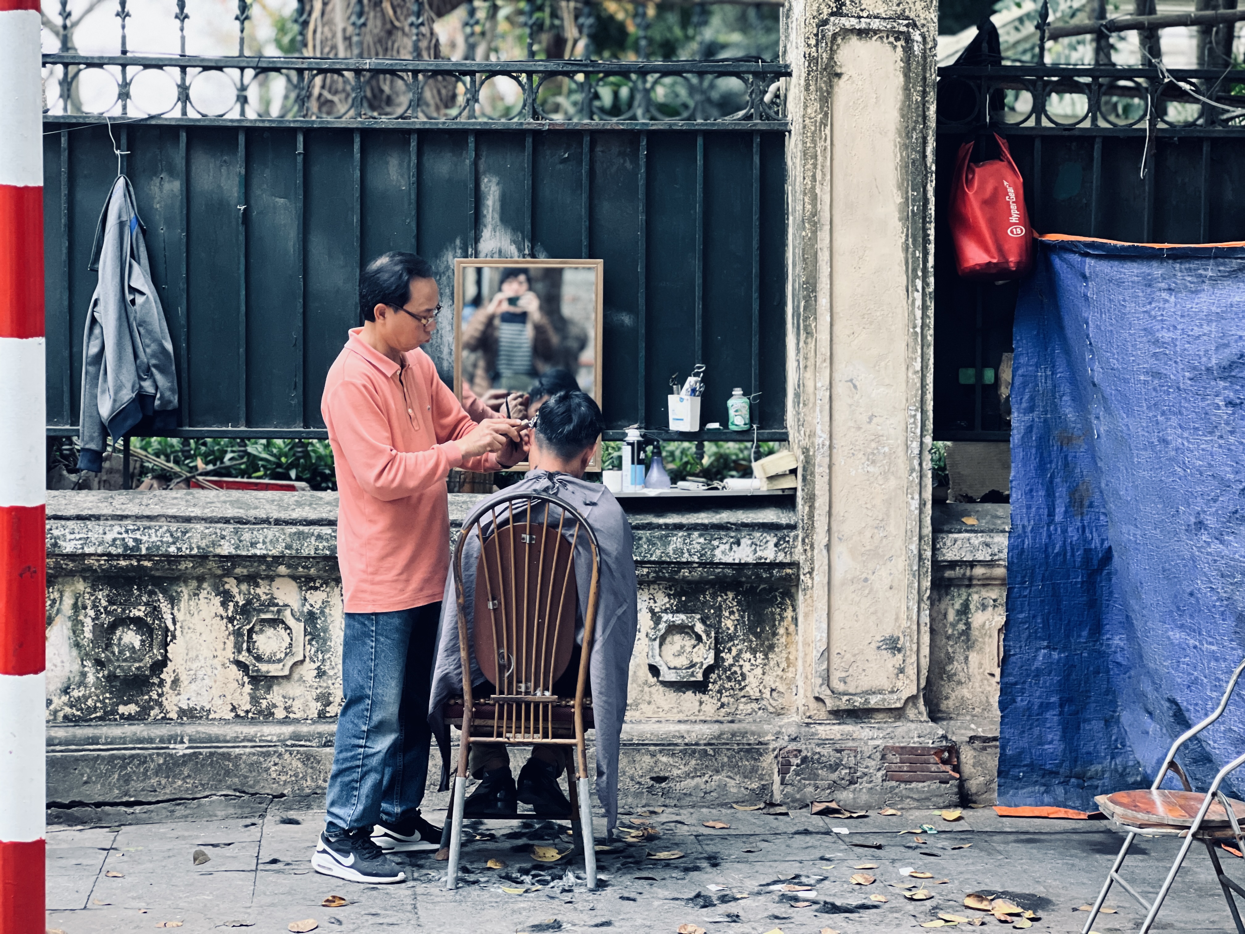 ベトナム・ハノイにて　路上で散髪