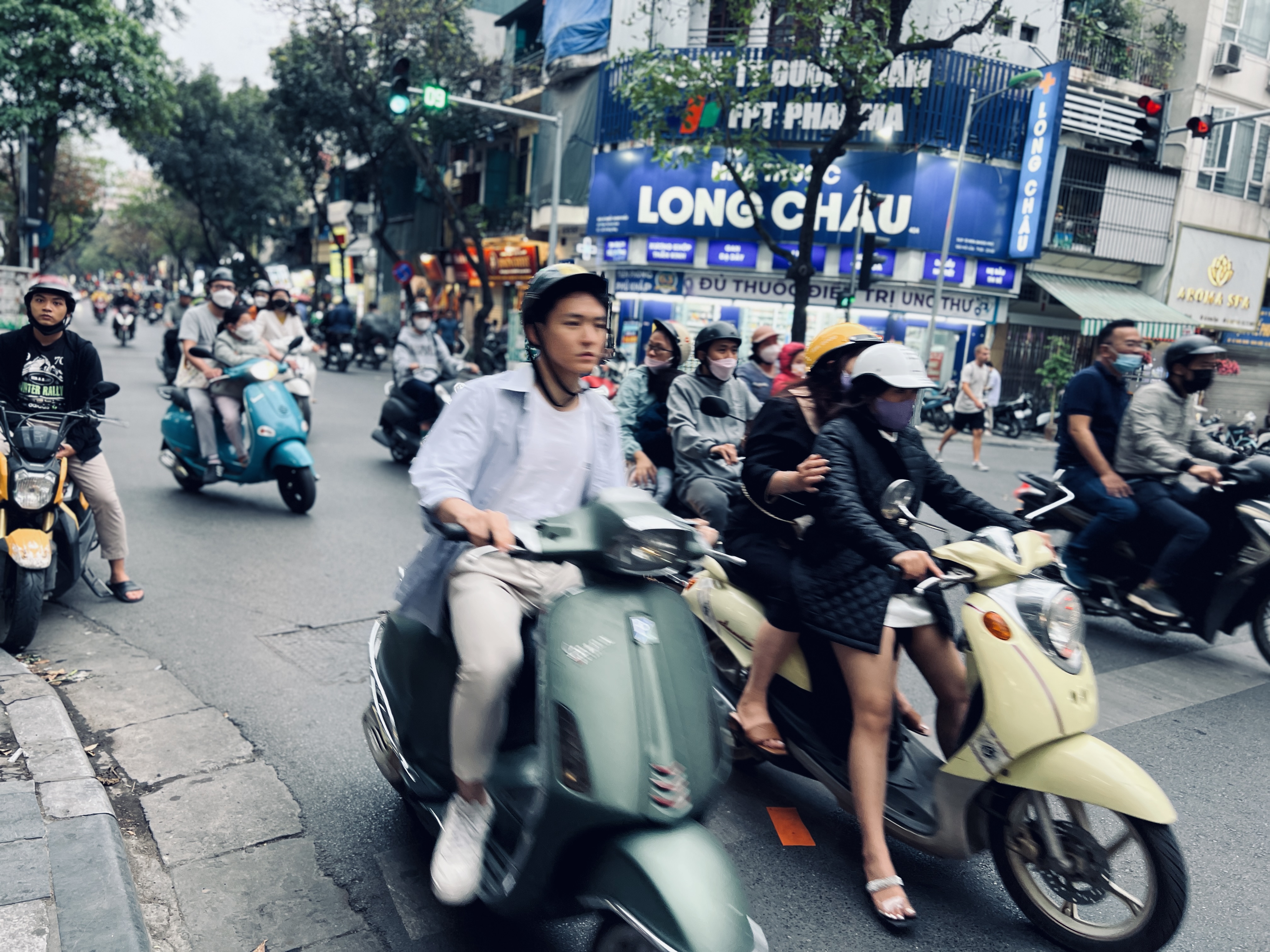 ベトナム・ハノイにて　原付社会