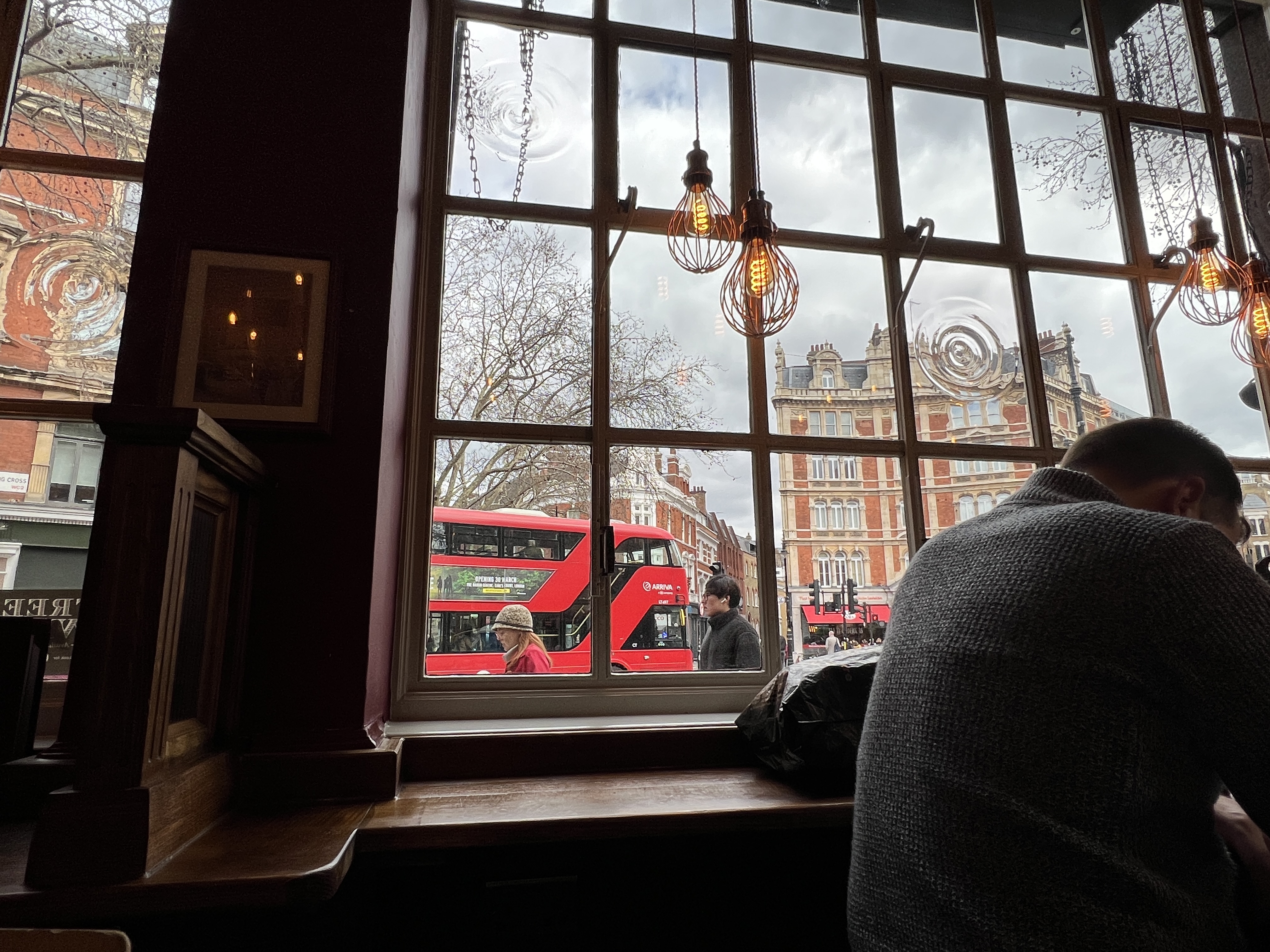 イギリス・ロンドンにて　パブの男の背中