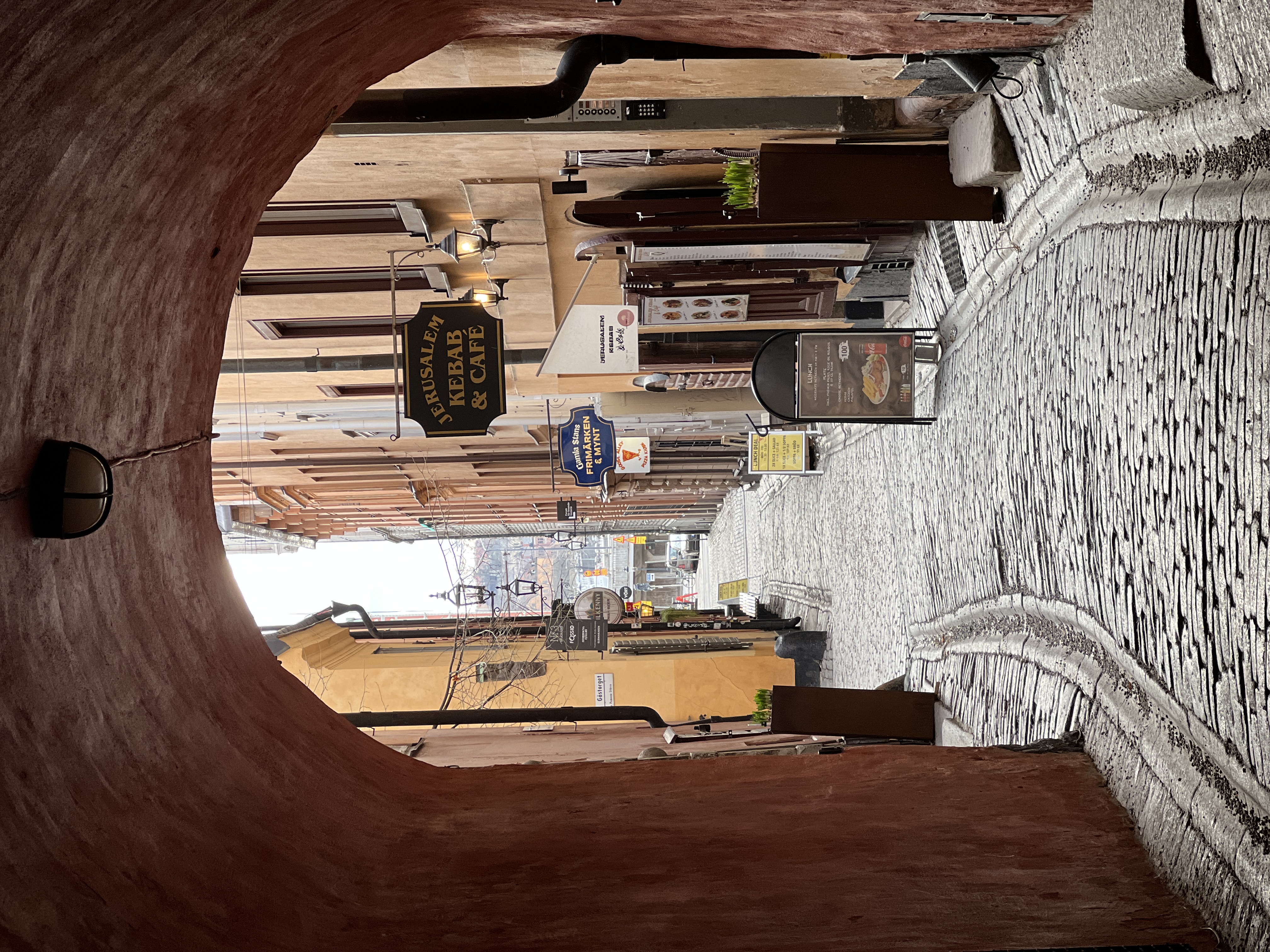 スウェーデン・ストックホルムにて　ガムラスタンのトンネルを抜けると