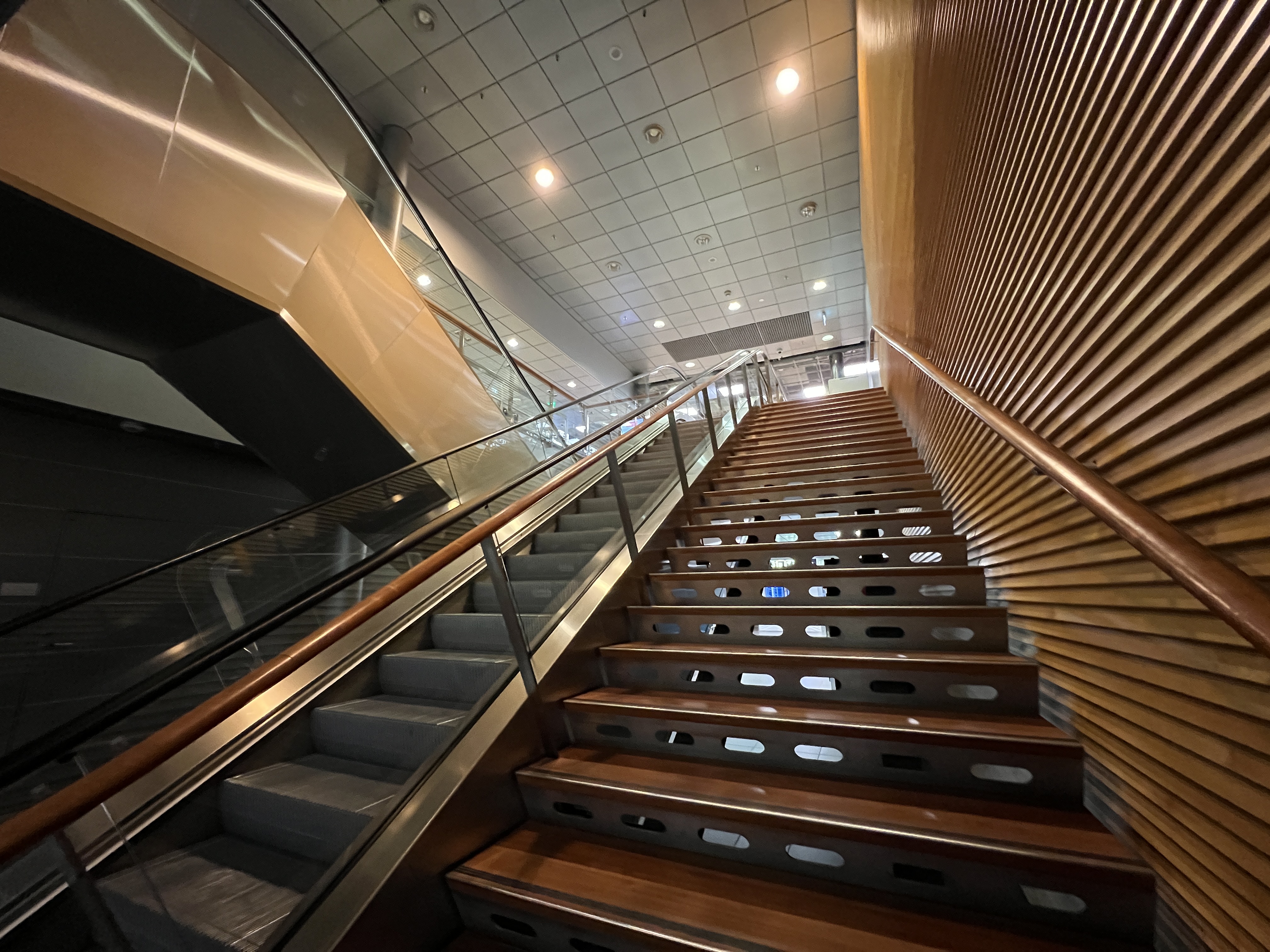 フィンランド　誰もいないヘルシンキ空港