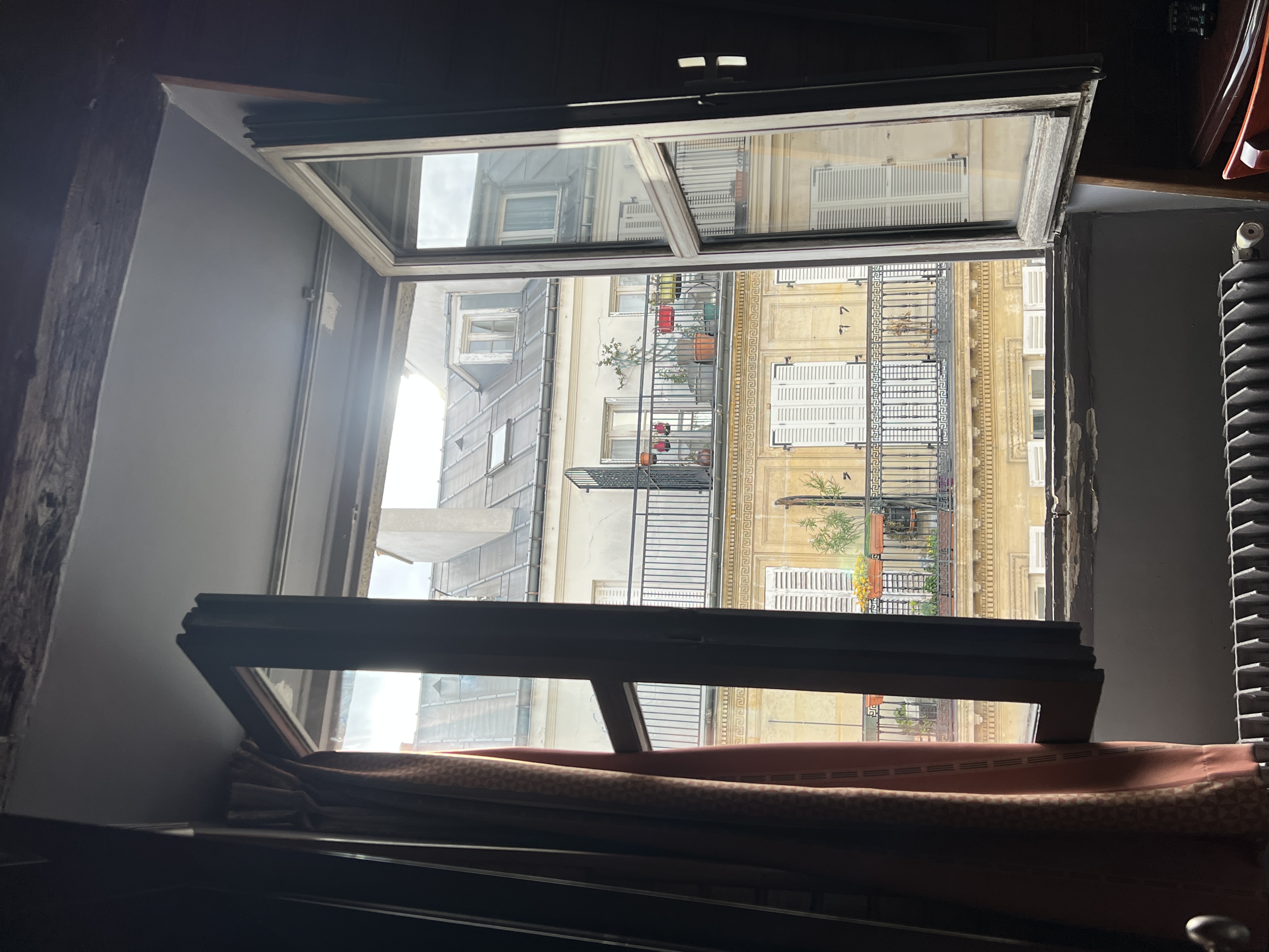 フランス・パリのホテルにて