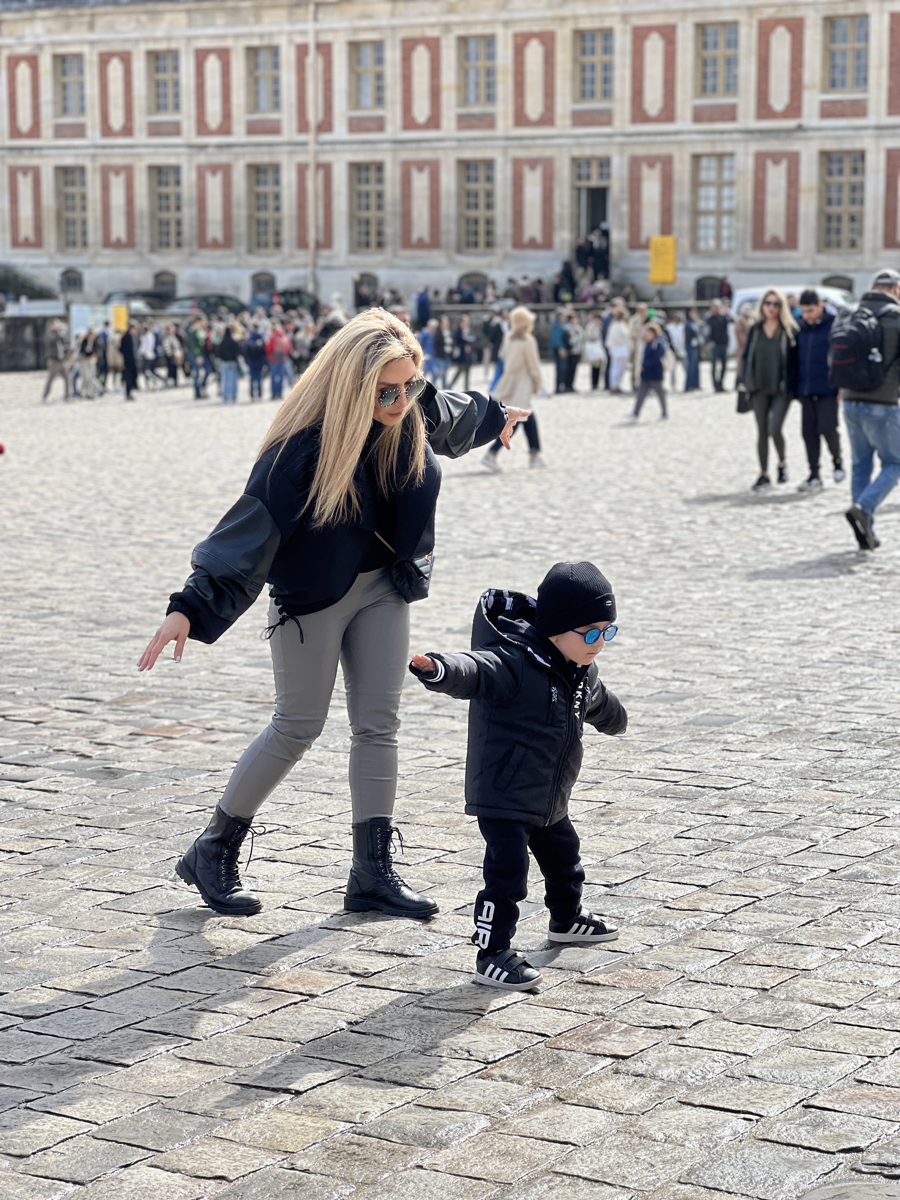 フランス　ベルサイユ宮殿の前のヒーロー